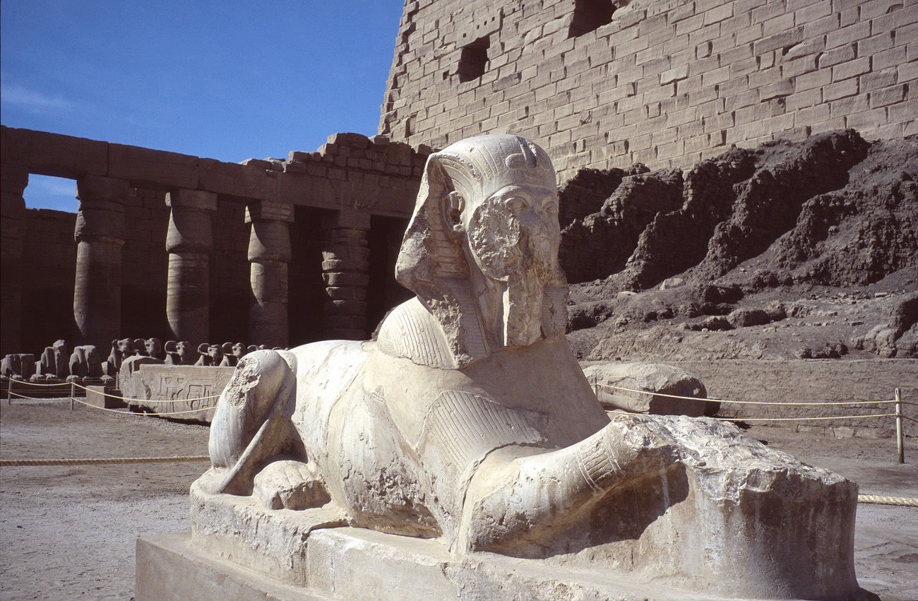 egyp04_08 karnak sphinx.jpg - Thèbes Est temple de Karnak un sphinx Provia 100 F